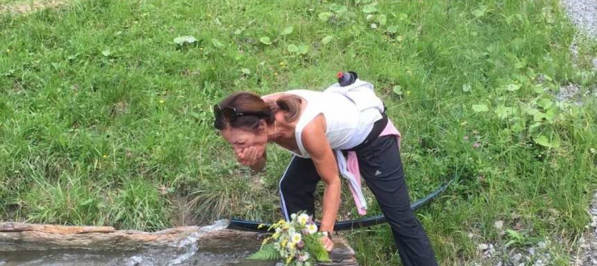 Pause machen und trinken am Brunnen