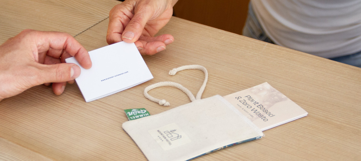 Nachhaltiges Baumwollsackerl mit Hotellogo für plastikfreies Seifenkonzept