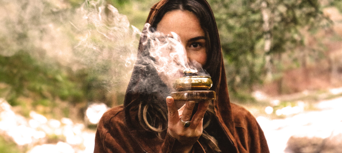 Naturreine Räucherharze und Kräuter von Himmelgrün auf einer Räucherschale für energetische Reinigung