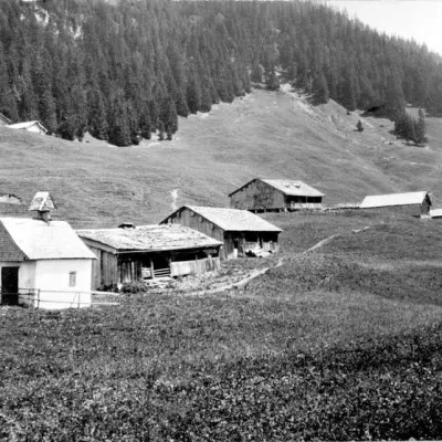 Altes schwarz-weiss Foto einer Alpe