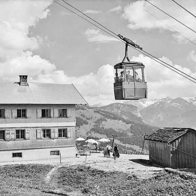 Altes schwarz-weiß Foto einer Bergbahn