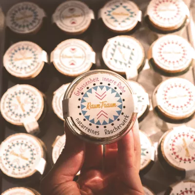 Natürliches Räucherwerk von Himmelgrün beim Räuchern in ruhiger Wohnatmosphäre mit sanft aufsteigendem Rauch