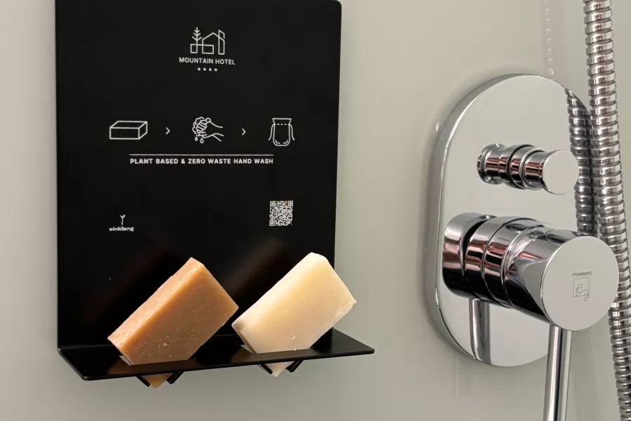 Naturseifen ohne Plastik in einem Zero-Waste Badezimmerkonzept für Hotels