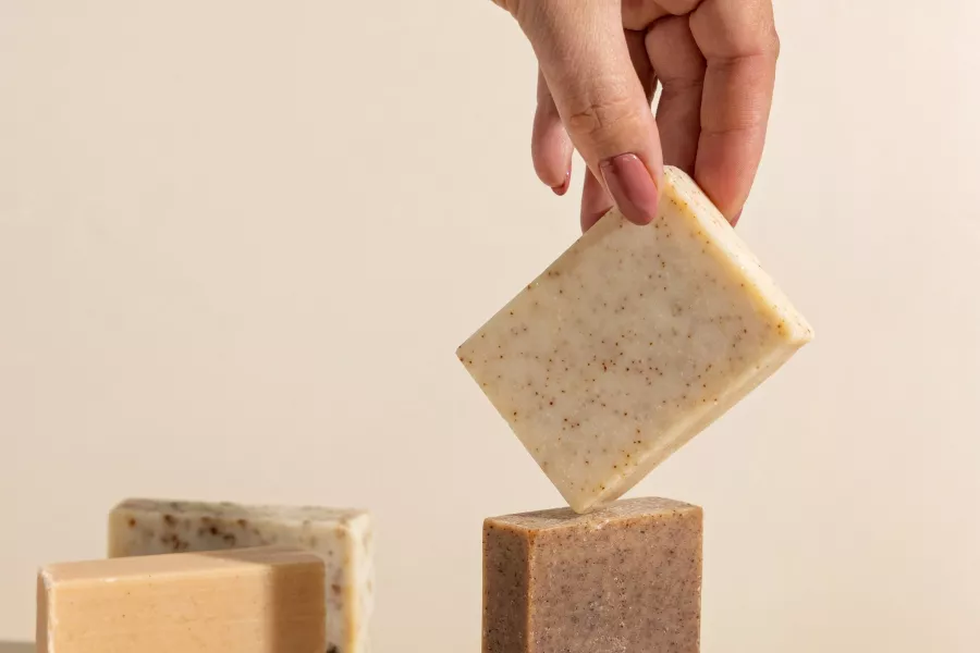 Naturseifen ohne Plastik in einem Zero-Waste Badezimmerkonzept für Hotels