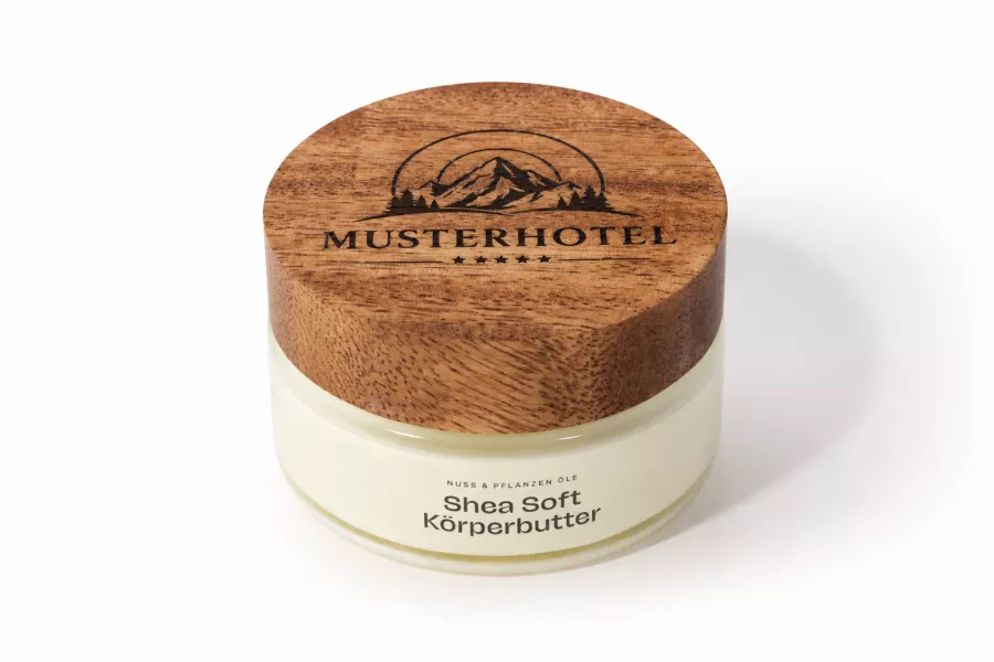 Hochwertige EINKLANG Naturkosmetik mit individuell gravierten Holzdeckeln und Firmenlogo – nachhaltige Werbegeschenke, Kundengeschenke und Hotelkosmetik aus Österreich.