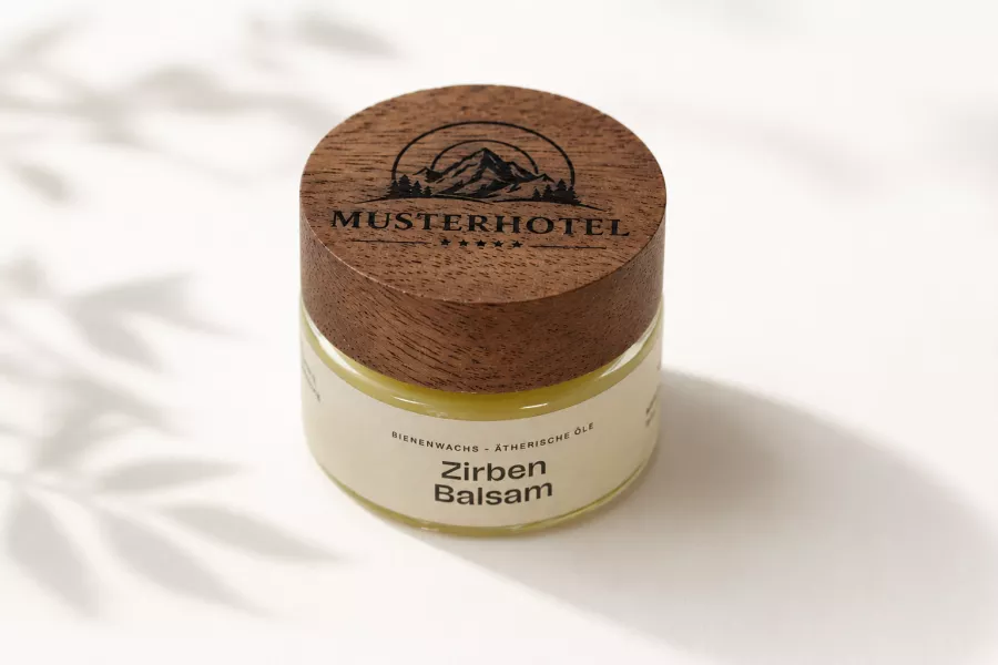 Hochwertige EINKLANG Naturkosmetik mit individuell gravierten Holzdeckeln und Firmenlogo – nachhaltige Werbegeschenke, Kundengeschenke und Hotelkosmetik aus Österreich.