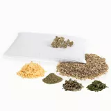 Detailaufnahme von Naturkissen mit strukturierter Dinkelspelzfüllung und Baumwollbezug