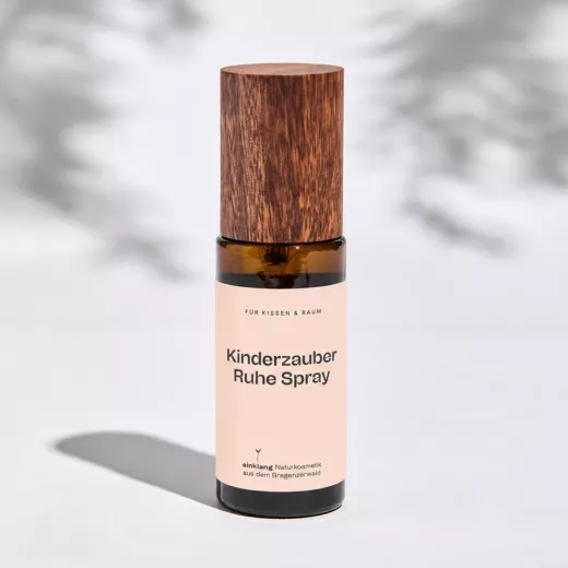 Kinderzauber Ruhe Spray mit naturreinen ätherischen Ölen. Sanfter Duft für gemütliche Kuschelstunden und eine harmonische Atmosphäre im Kinderzimmer.